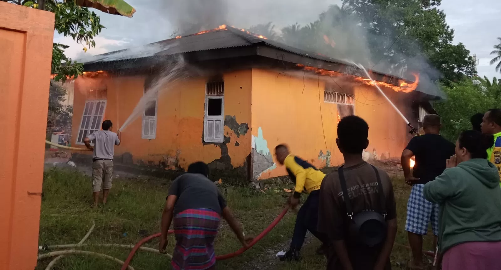  Kondisi rumah di Jalur 3 SP2 saat dilahap api. (dok pribadi)