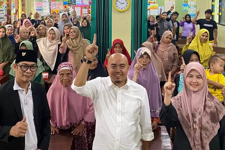 KONTRIBUSI : Anggota DPRD Provinsi Jawa Barat, M Faizin saat berjumpa dengan masyarakat di Kota Depok.  (DOK.PRIBADI)