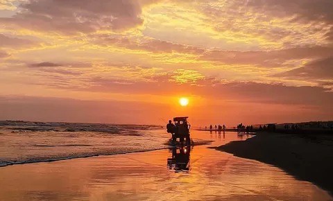 Pantai Parangtritis, Menyaksikan Keindahan Sunset di Tepi Laut