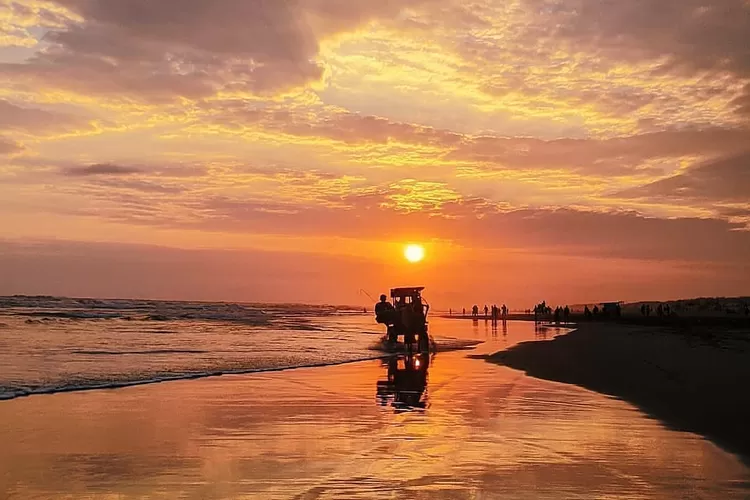 Pantai Parangtritis jadi salah satu spot wisata untuk melihat sunset di Yogyakarta. (Instagram/herdadess)
