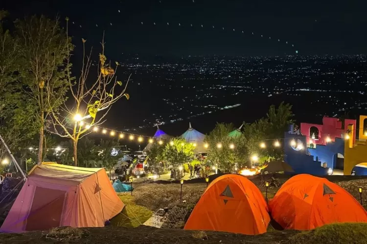 pemandangan Obelix Hills Jogja malam hari (instagram/@obelixhills)