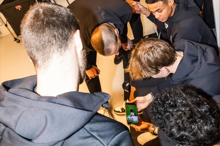 Marselino Ferdinan mendapat support dari rekan setimnya di KMSK Deinze (Instagram @kmskdeinze)