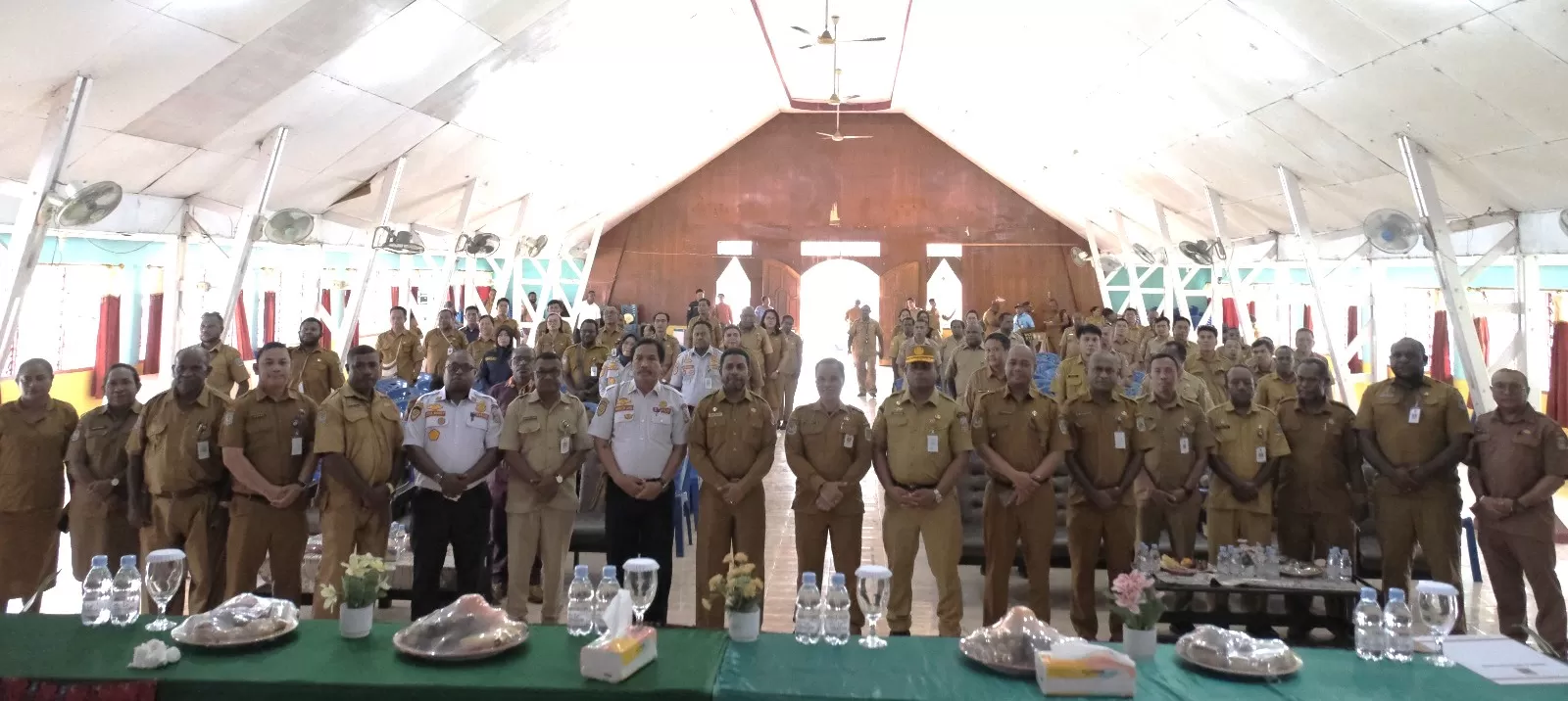Foto bersama usai pembukaan monitoring meja pelaksanaan Anggaran Pendapatan Belanja Daerah (APBD) di lingkungan Provinsi Papua Tengah di aula Kasih Tabernakel Nabire, Selasa, (5/11/2024).  (Humas Pemprov Papua Tengah)