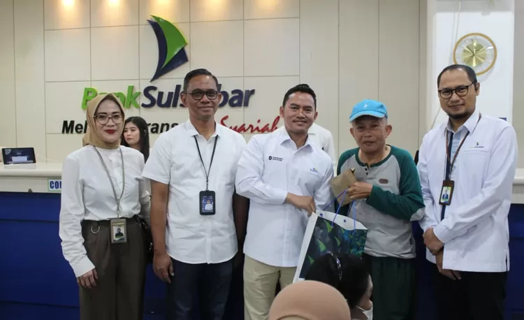 Komisaris Independen PT TASPEN, Ariawan, memonitor langsung penyerahan THR di sejumlah mitra bayar di Makassar.