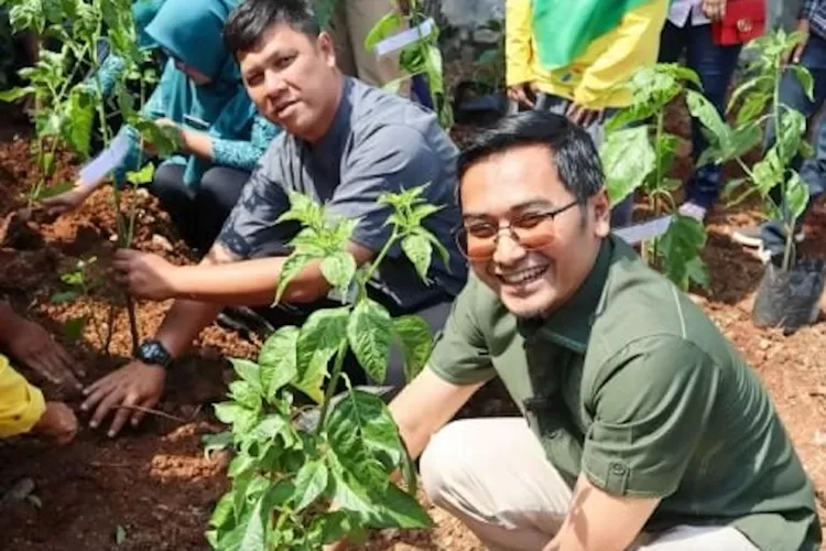 Ketua DPRD Kota Depok, Ade Supriyatna (kanan), ambil bagian ke dalam Gerakan Depok Menanam Cabai Serentak, di Posyandu Anyelir, RW10, Kelurahan Harjamukti, Kecamatan Cimanggis, Kota Depok, Selasa (2/9). (Instagram Ade Supriyatna)