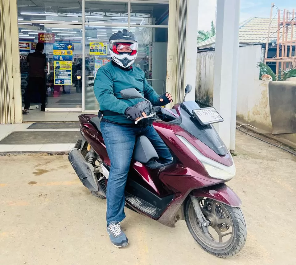 Penulis saat menjajal New Honda PCX 160 Roadsync.
