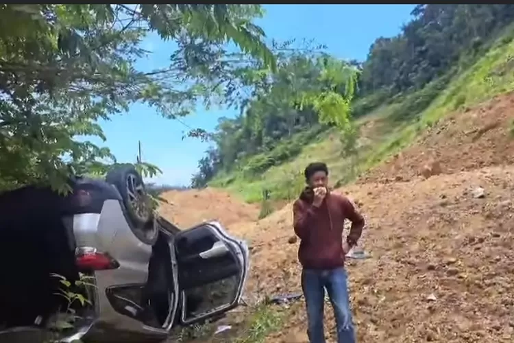 Kendaraan terbalik. Foto: Istimewa