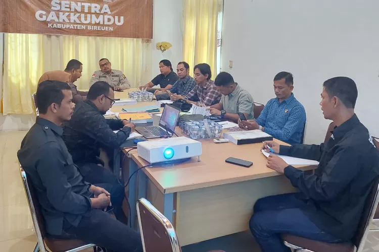 rapat di Panwaslu Bireuen membahas dugaan pelanggaran pemilu.