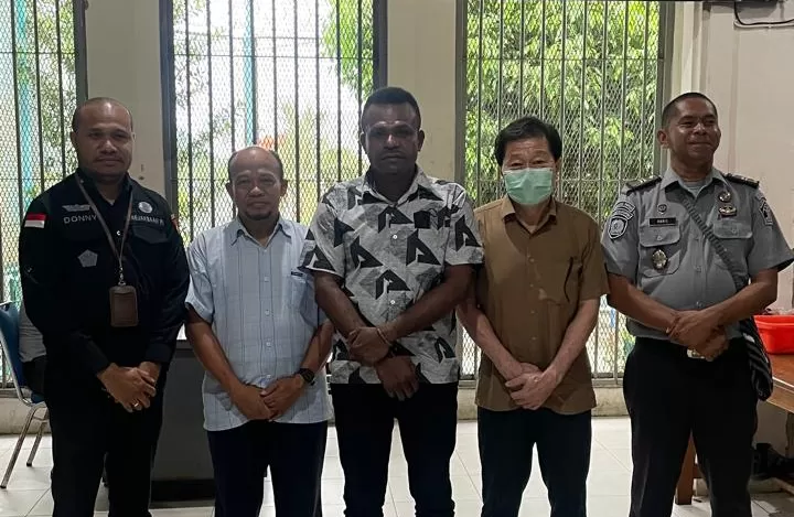 Tiga tersangka dugaan korupsi pembangunan gedung gereja Katolik Santa Fatima Kelapa Lima Merauke saat dipindahkan dan dilimpahkan ke Pengadilan Tipikor Jayapura, Rabu (2/7/2025) lalu.