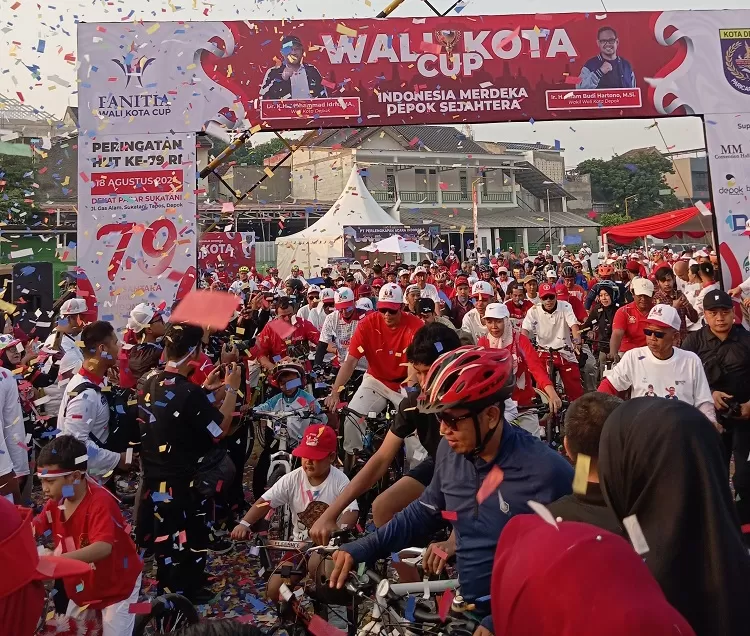 Ribuan peserta Fun Walk dan Fun Bike tampak antusias mengikuti jalannya puncak perayaan HUT ke 79 RI tingkat Kota Depok di White House, Kelurahan Sukatani, Kecamatan Tapos, Minggu (18/8).
