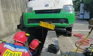 Mobil Terperosok di Jl M Saidi Raya Dievakuasi