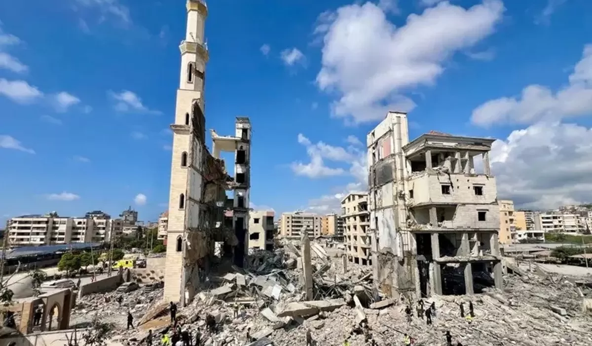 Puing-puing bangunan kompleks Fatima al-Zahraa di Kota Sidon, Lebanon, akibat gempuran Israel. (foto:bbc.com)