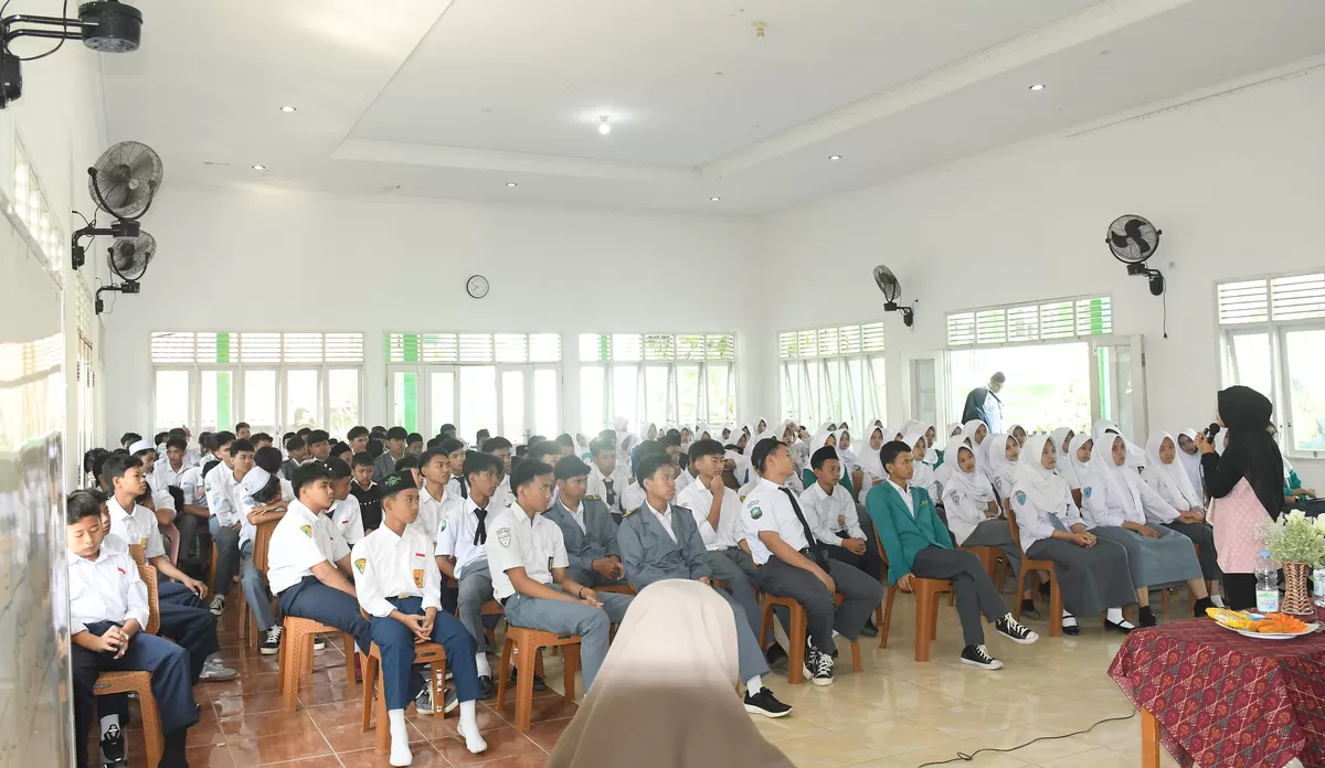 Pelajar SMP dan SMK Assuyuthiyyah menyimak paparan materi P4GN dari BNN Kabupaten Cianjur. (FOTO: Ist)