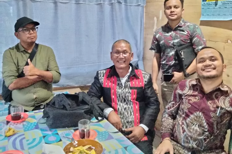 Kuasa hukum Leo Fernando Zai, Janpiter Pasaribu, Lamhot Silitonga usai menghadiri persidangan di PN Tarutung. (Realitasonline.id - AS)