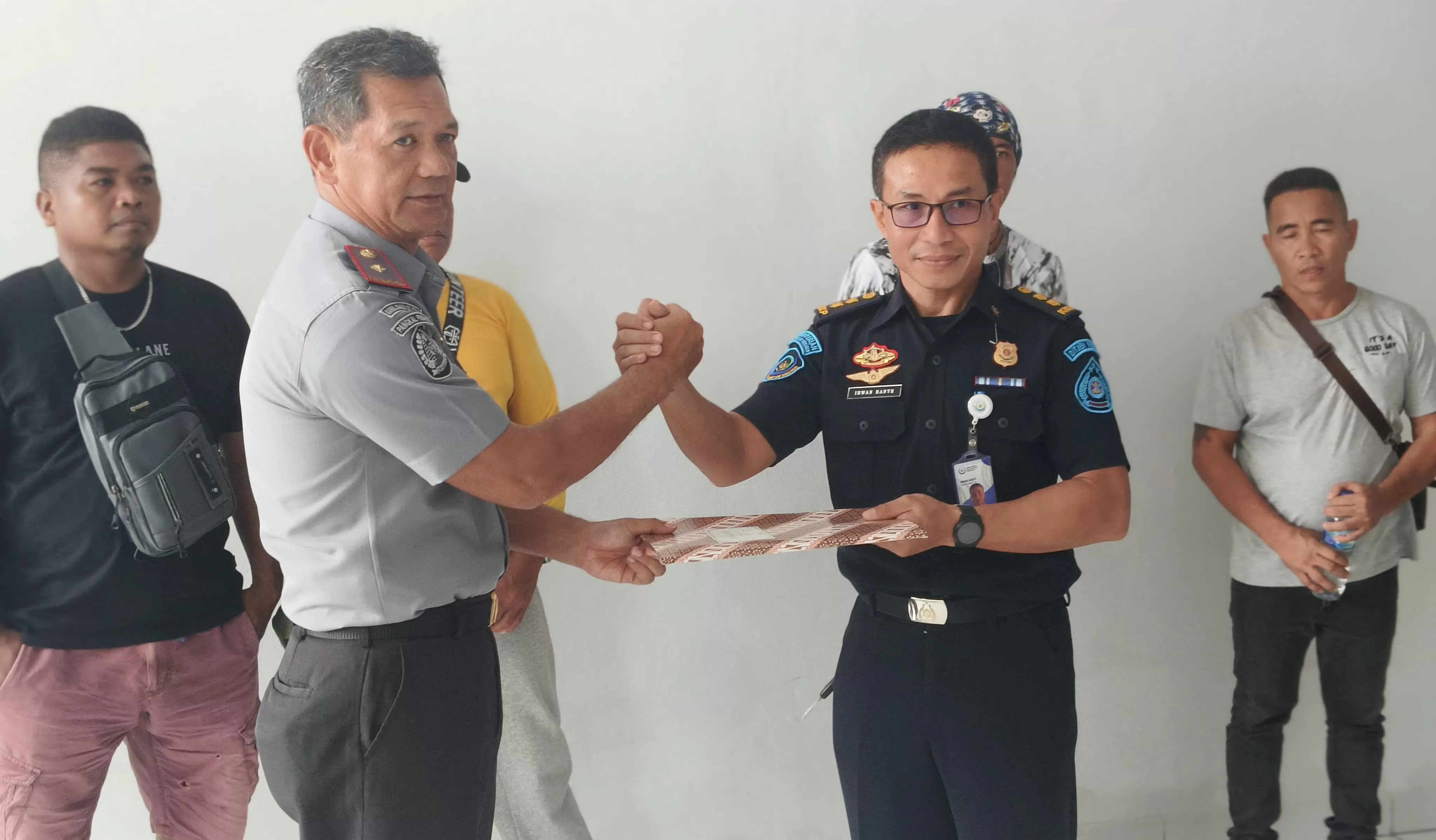 Stasiun PSDKP Biak menyerahkan empat orang saksi kasus dugaan illegal fishing kapal Yanred 293 Twin G 04 kepada Kantor Imigrasi Kelas II Biak (CENDERAWASIH POS/ISMAIL)