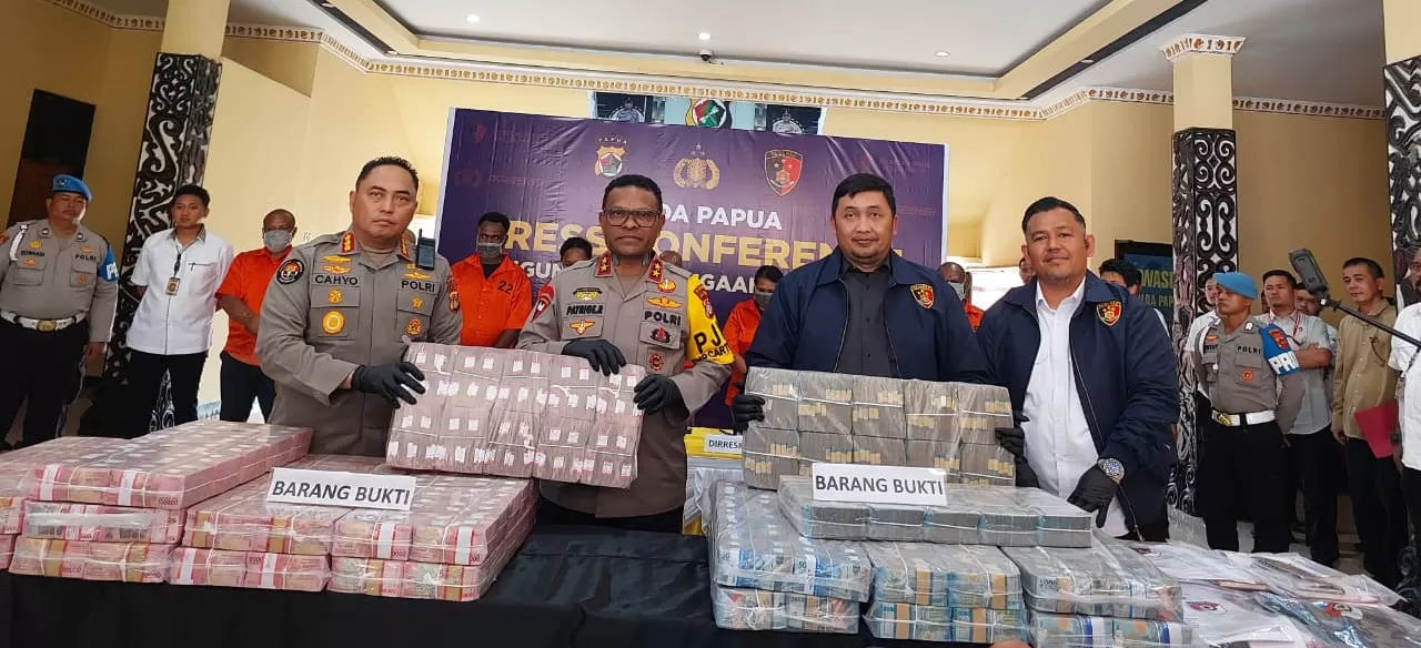 Polda Papua saat jumpa pers Kasus Tindak Pidana Korupsi, di Mapolda Papua, Kamis (25/9/2025). CEPOSONLINE.COM/KAREL)