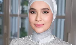 Fitri Rayendra Posting Foto Cantik, Netizen Salfok Skincarenya Apa?