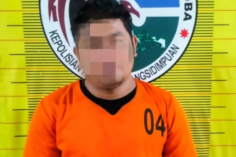 FT alias Ucok Kepala Bosi, seorang residivis, ditangkap Satuan Reserse Narkoba Polres Padangsidimpuan di sebuah rumah kos-kosan di Jalan BM Muda, Kelurahan Padang Matinggi Lestari, Kecamatan Padangsidimpuan Selatan, Kota Padangsidimpuan, Sabtu (30/8/2025) dini hari.Realitasonline.id - Riswandy)
