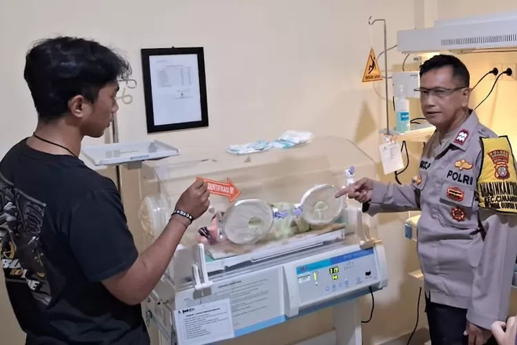 Pihak kepolisian melakukan indentifikasi bayi yang di terlantarkan di RS Bhayangkara Brimob, Kelapa Dua, Kota Depok. (ist)