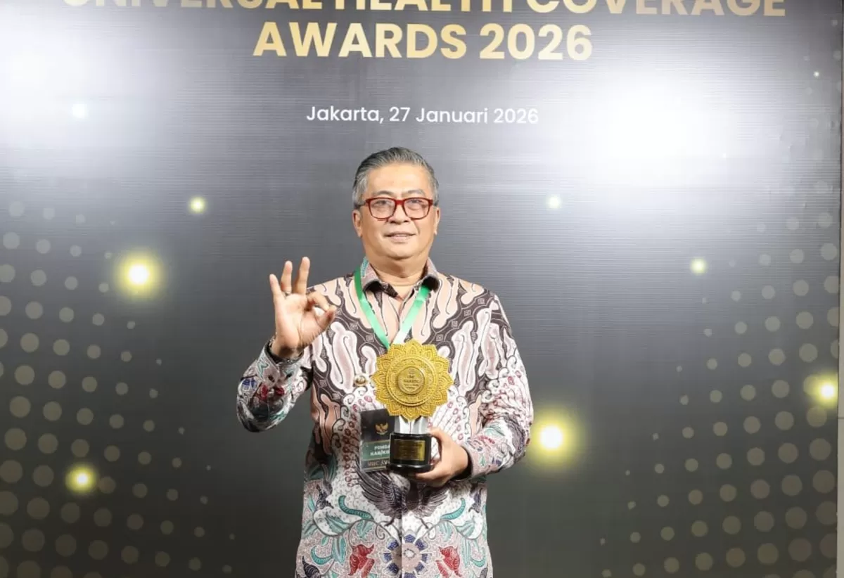 Wakil Bupati Barru Abustan A Bintang terima penghargaan dari Universal Health Coverage.