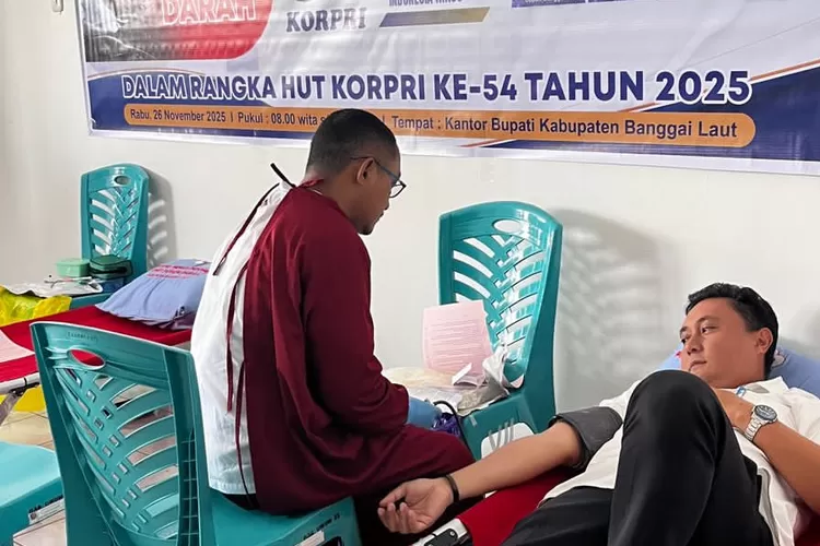 Kepala Dinas Kependudukan dan Pencatatan Sipil, Antoni YT Hantuma ikut donor darah. (Foto : Metro Sulteng)