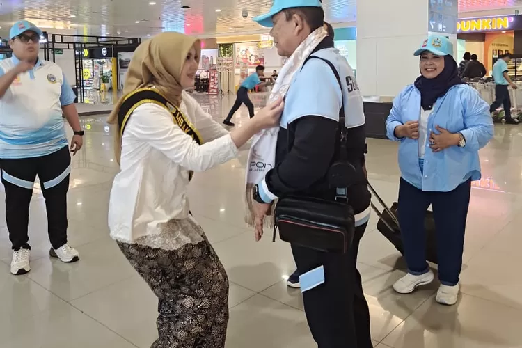 Ketua Umum KONI Sumut Hatunggal Siregar Dikalungi Bunga