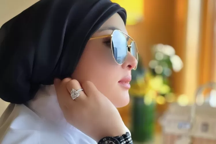 Syahrini pamer gaya Hijab baru (Sumber : Instagram @princessyahrini)