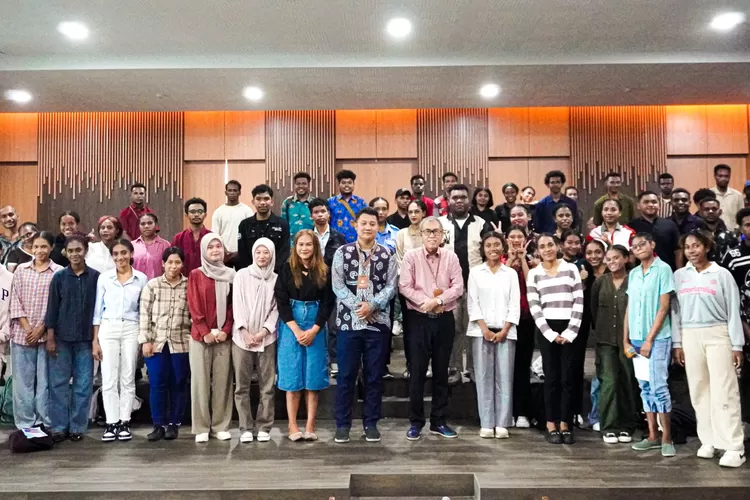 Rektor Universitas Widya Mataram (UWM) Yogyakarta, Prof. Dr. Edy Suandi Hamid, M.Ec., bersama puluhan mahasiswa penerima Beasiswa Afirmasi Pendidikan Tinggi di Ruang Auditorium Papan Piwulangan, Kampus Terpadu UWM, Kamis (13/3).  (Foto: Dok. Istimewa)