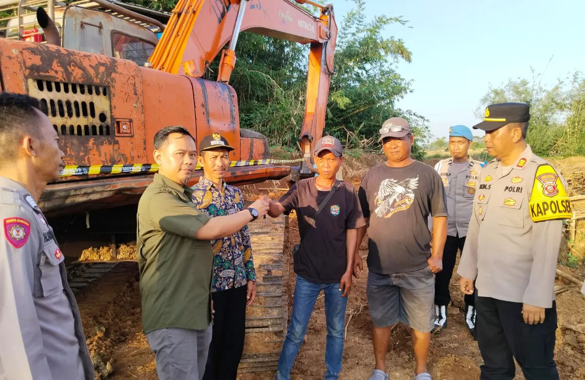 Kapolsek Pagaden AKP Ikin Sodikin (paling kanan) bersama aparat dan unsur pemerintah kecamatan saat melakukan penertiban galian tanah merah yang belum berizin di Pagaden Barat, Subang, Minggu 26 April 2026 (Dok. Istimewa)