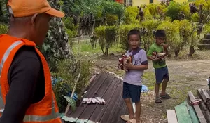 Senyum Lebar Anak anak Penyintas Bencana Sumatra: Dus Isi Roti jadi Hadiah Berarti