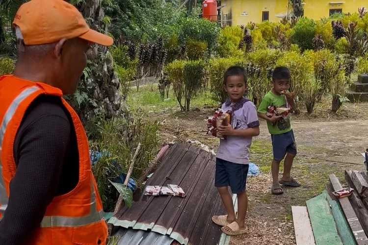 Penanggung jawab Gerakan Anak Negeri Hazairin Sitepu bersama anak penyintas bencana Sumatra  (Jiddan/Metropolitan)