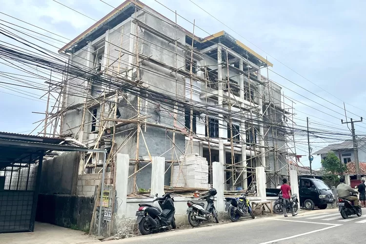 Kondisi Pembangunan Kantor Kelurahan Serua, Kecamatan Bojongsari, Kota Depok, yang sudah berjalan sekitar 60 Persen, Selasa (24/12). (RISKY DWI LESTARI/RADAR DEPOK)
