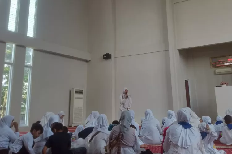 Perwakilan Dewan Guru tengah memberikan  contoh Khutbah Haji dalam rangkaian manasik Haji. (Jalil/Bogor Times)