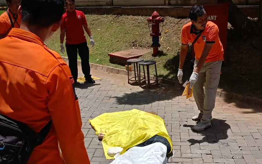 Seorang mahasiswa ditemukan tewas di halaman samping Gedung Q Universitas Kristen Petra, Surabaya
