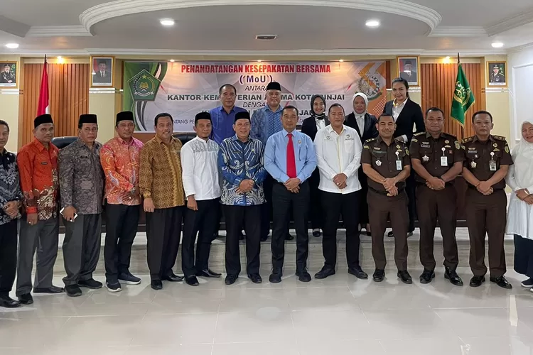Kejari Binjai, Jufri SH MH, berpose bersama usai melakuka MoU dengan Kemenag