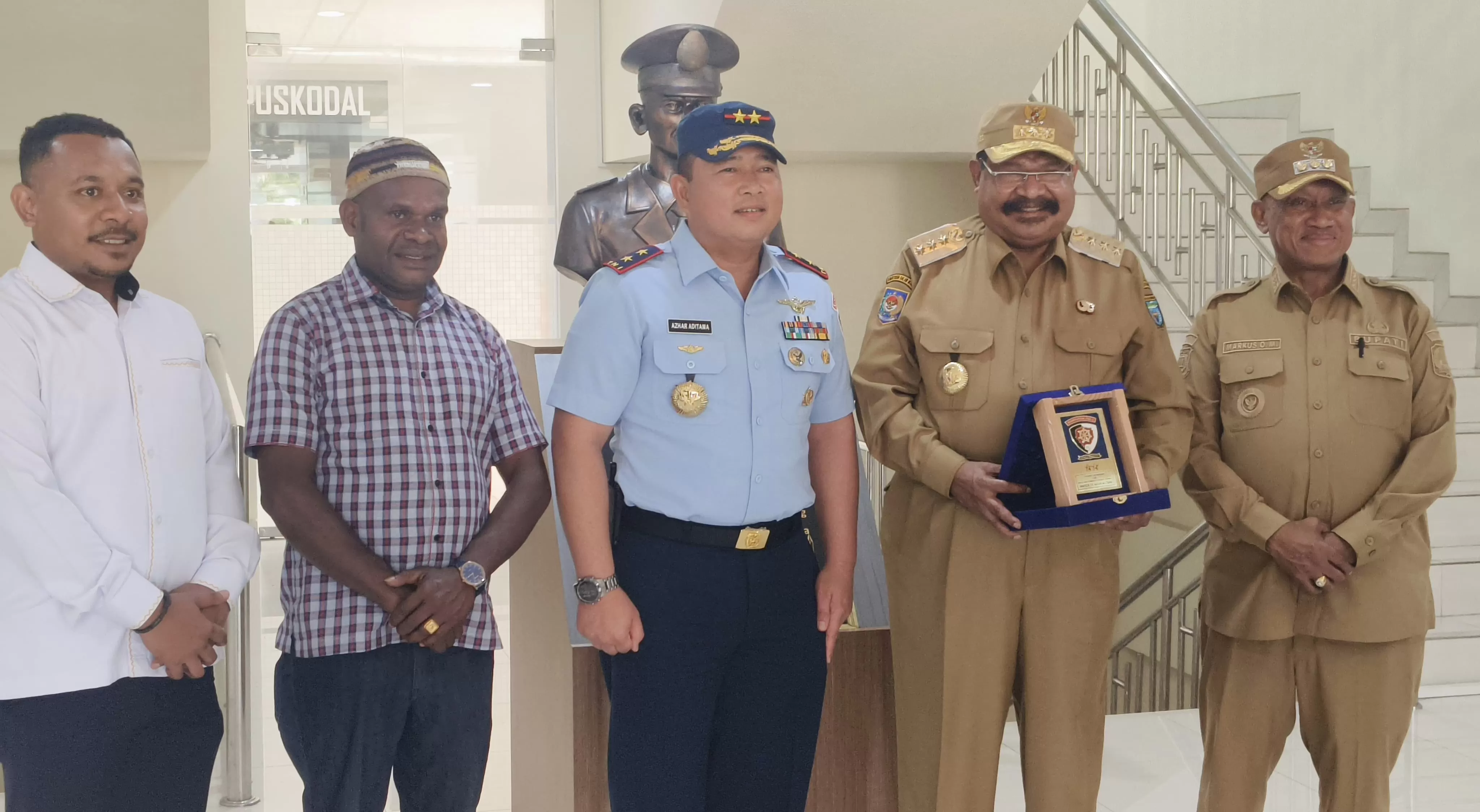 Gubernur Papua Pegunungan  Jhon Tabo, saat bersama Pangkoopsud III Marsda TNI Azhar Aditama, dan Bupati Biak Numfor Markus Mansnembra  saat berada di Makoops Udara III, Senin (14/7).  (CENDERAWASIH POS/ISMIAL)