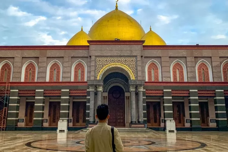 Melihat Lebih Dekat Masjid Kubah Emas Depok: Inspirasi dan Arsitektur Akan Kemegahannya.