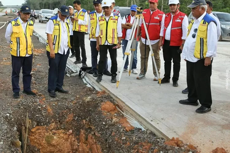 Menteri Pekerjaan Umum dan Perumahan Rakyat (PUPR) Basuki Hadimujono meninjau proyek Jalan Tol Betung Tempino Jambi . Tol ini ditargetkan rampung tahun 2025 dan merupakan bagian dari Jalan Tol Trans Sumatera (JTTS). (Instagram: kemenpupr)