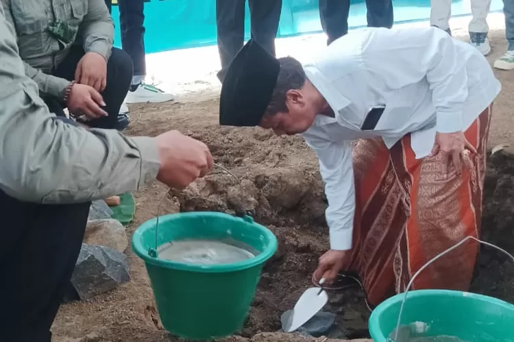 Ketua Suriah PKB Kendal saat meletakan batu pertama pembangunan kantor DPC PKB Kendal.  (dokumen)