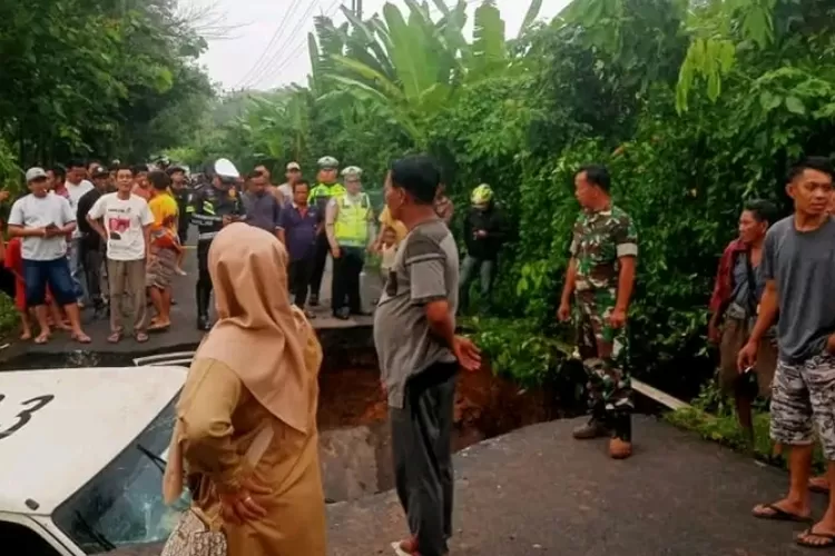 Jalan penghubung Baturaja ke Oku Selatan Putus. (Foto: Istimewa)
