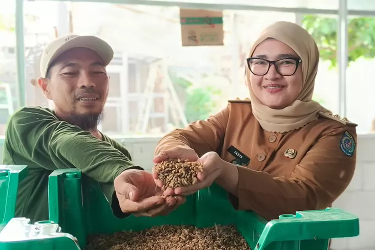 LOKUS : Hanggar Maggot RT2/4, Kelurahan Bojongsari Baru, Kecamatan Bojongsari, Kota Depok, Kamis (19/6). (RISKY DWI LESTARI/RADAR DEPOK)