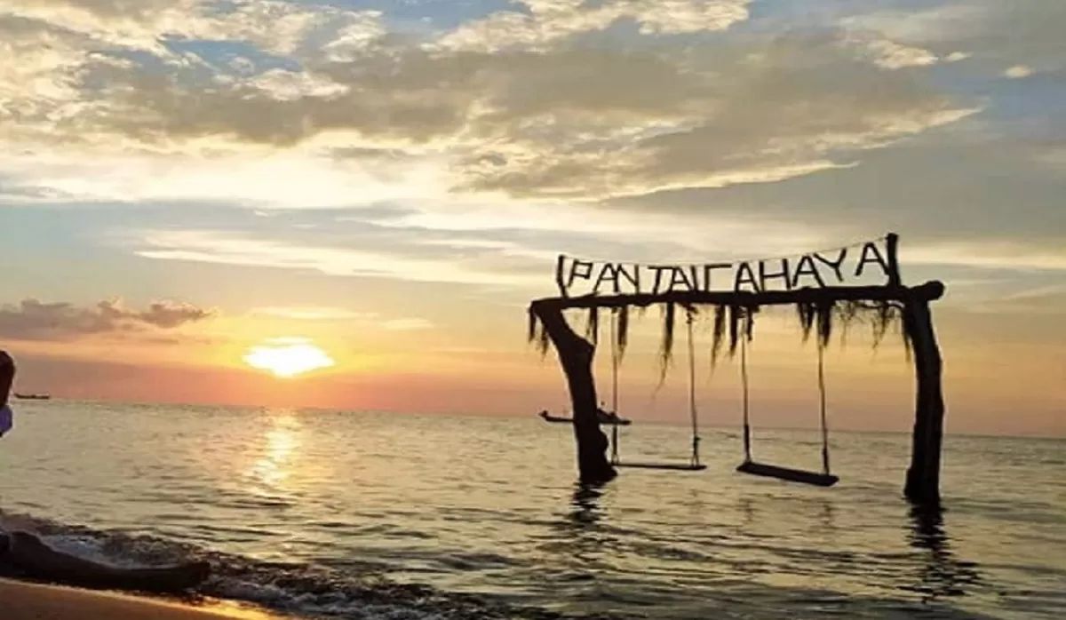 Pantai Cahaya di Kendal, Jawa Tengah, menawarkan pengalaman liburan tepi laut dengan fasilitas lengkap, mulai dari wahana permainan, mini zoo, hingga area rekreasi keluarga. (YouTube Life Experience Channel)