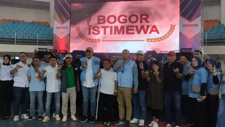 Calon bupati Bogor Rudy Susmanto bersama pendukungnya di acara Tournament e-Sport Mobile Legend Piala Rudy Susmanto.