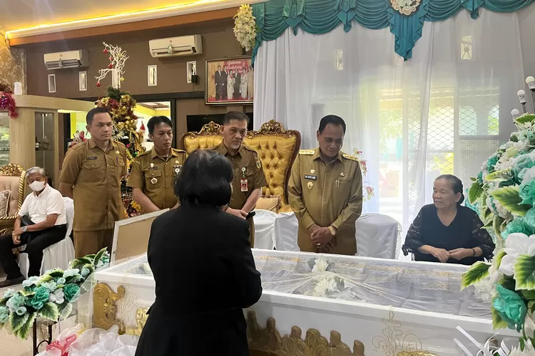 Wagub Sulteng Ma'mun Amir (kedua kanan) saat melayat di rumah duka almarhum B Tobondo di Jalan Banteng, Kota Palu. (Foto: Biro Adpim). 