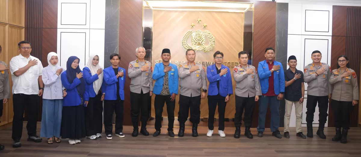 Kunjungan audiensi dari jajaran Pengurus Cabang Pergerakan Mahasiswa Islam Indonesia (PC PMII), photo bersama Kapolda Kepri, Irjen Pol. Asep Safrudin, S.I.K., M.H., (Humas Polda Kepri)