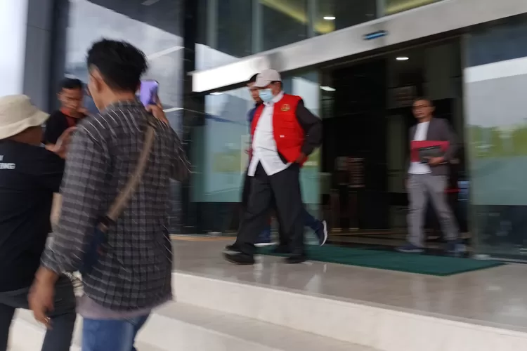 Tersangka dugaan Korupsi jalan di Kabupaten Parigi Moutong, Sulteng, ditahan Kejati Sulteng pada Kamis sore (20/11/2025). 