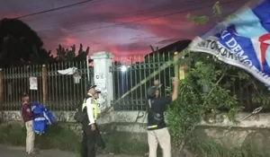 Ganggu Sinyal KRL, PT KAI Gandeng Panwascam dan Satpol PP Bojonggede Tertibkan Bendera Parpol di Samping Rel Kereta