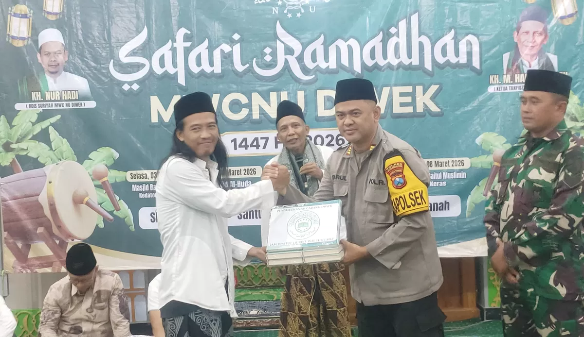 Pengurus MWC NU Kecamatan Diwek, Jombang memberikan  mushaf al-Quran kepada Kapolses setempat pada acara penutupan Safari Ramadan.  (SketsaNusantara.id)