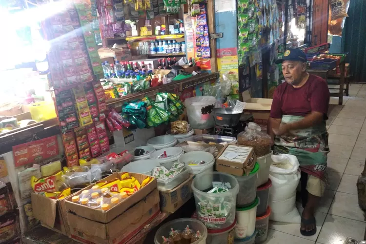 Seorang pedagang saat menata dagangan sembakonya. Ilustrasi pencairan bansos BPNT tahap 2. (Ayosemarang.com/ Audrian Firhannusa)