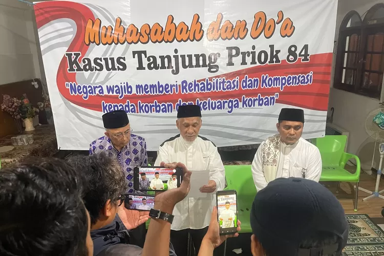 Mewakili keluargaa korban Tragedi Tanjung Priok, Beni Biki (tengah koko putih) memberikan keterangan kepada awak media- Fotto: Henri Lukmanul Hakim